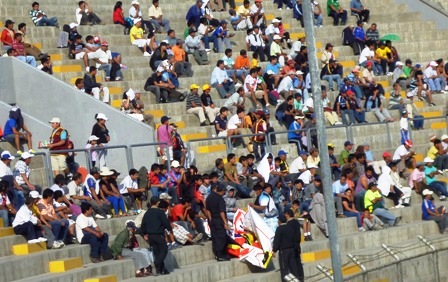 comandos estadio pancarta