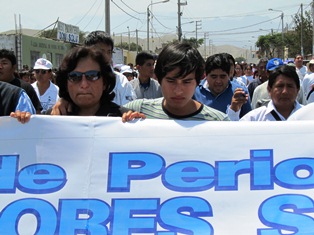 esposa del periodista y su hijo