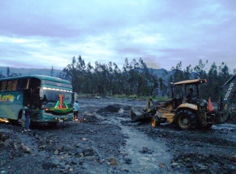 pallasca-carretera-aislada-maquinaria
